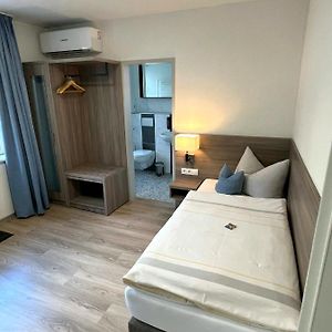 Zimmer mit Kingsize-Bett